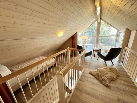 über eine Treppe gelangen Sie vom Wohnbereich in die 1. Etage