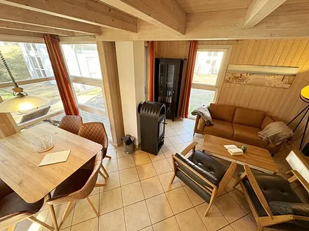 Wohnbereich mit gemütlicher Couch, zwei Sessel, Leselampe, Smart-TV, Blu-Ray-Player, Mini-Stereo-Anlage mit DAB-Radio