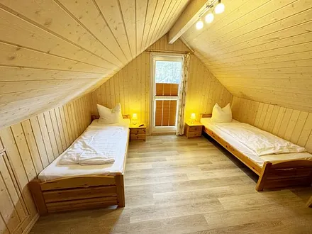 Schlafzimmer mit Doppelbett (1,80 m x 1,90 m), verstellbare Lattenroste, Nachttischablage und geräumigem Kleiderschrank