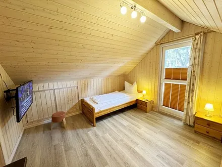 Schlafzimmer mit Doppelbett (1,80 m x 1,90 m), verstellbare Lattenroste, Nachttischablage und geräumigem Kleiderschrank