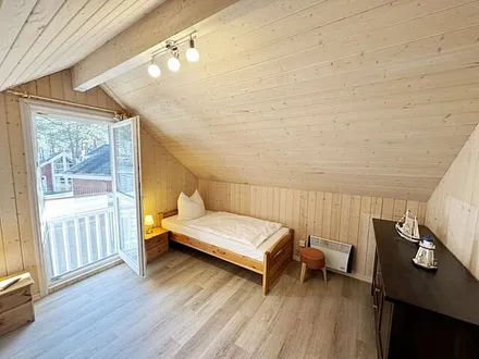 Schlafzimmer mit Doppelbett (1,80 m x 1,90 m), verstellbare Lattenroste, Nachttischablage und geräumigem Kleiderschrank