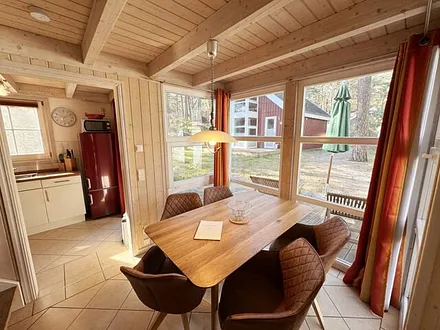 großer Esstisch mit Stühlen