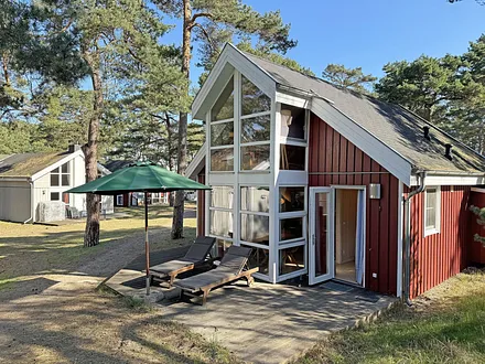 bestuhlte große Sonnenterrasse (Süd/West) mit Sonnenliegen und ein Sonnenschirm