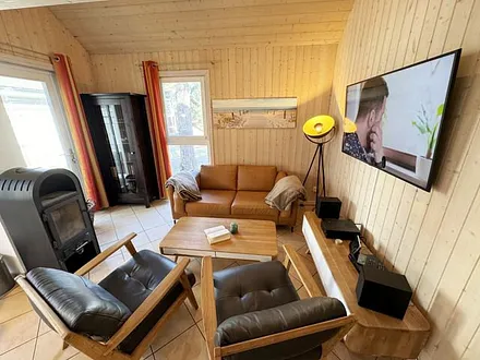 Wohnbereich mit gemütlicher Couch, zwei Sessel, Leselampe, Smart-TV, Blu-Ray-Player, Mini-Stereo-Anlage mit DAB-Radio