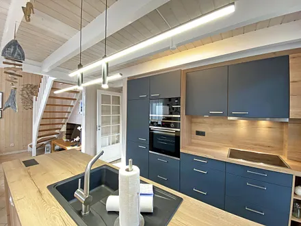 komplette Küchenzeile mit Geschirrspüler, Mikrowelle, Backofen, Kühlschrank mit Eisfach, Cerankochfeld, Raclette und diversen Küchenutensilien