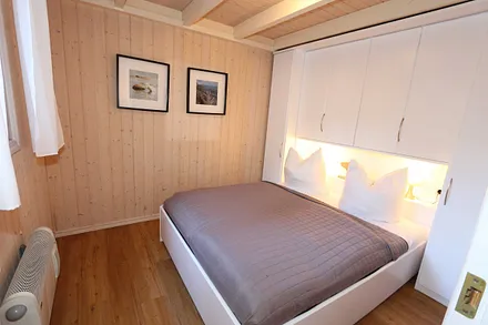 Schlafzimmer mit Doppelbett (1,60 m x 2,00 m), Nachttischablagen und Kleiderschrank