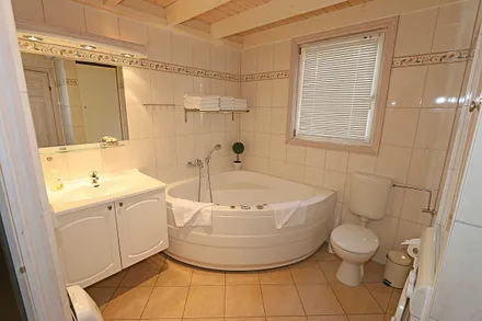 großzügiges Bad mit Dusche, Whirlpool, Sauna, Fußbodenheizung, Waschplatz, WC, Kosmetikspiegel, Fön und Waschmaschine
