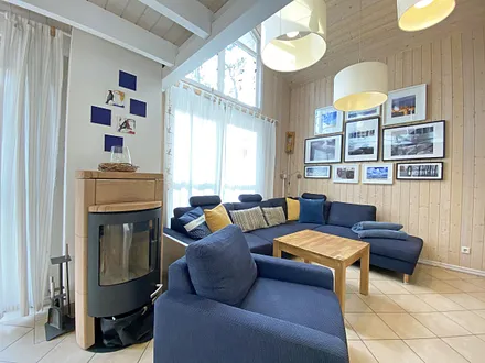 Wohnzimmer mit Sofaecke, Leselampe, Kamin, Smart-TV mit Blu-Ray-Player, Mini-Stereo-Anlage, Gesellschaftsspiele und DVD´s