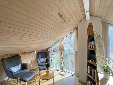 offen Galerie mit 2 gemütlichen Relaxsesseln und wunderschönen Blick in die Natur