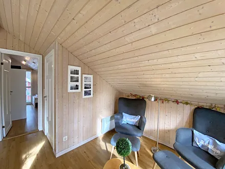 offen Galerie mit 2 gemütlichen Relaxsesseln und wunderschönen Blick in die Natur