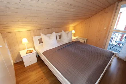 Schlafzimmer mit einem Doppelbett (1,80 m x 2,00 m),  Nachttischablagen und Kleiderschrank