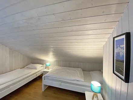 Schlafzimmer mit 2 Einzelbetten (á 0,90 m x 2,00 m), Nachttischablagen und Kleiderschrank