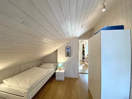 Schlafzimmer mit 2 Einzelbetten (á 0,90 m x 2,00 m), Nachttischablagen und Kleiderschrank
