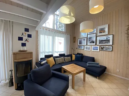 Wohnzimmer mit Sofaecke, Leselampe, Kamin, Smart-TV mit Blu-Ray-Player, Mini-Stereo-Anlage, Gesellschaftsspiele und DVD´s