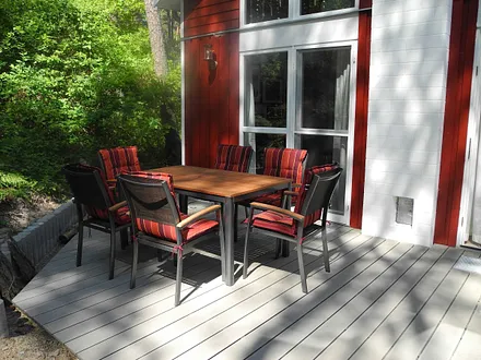 großflächige und bestuhlte Terrasse (Süd/Ost)