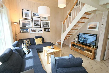 Wohnzimmer mit Sofaecke, Leselampe, Kamin, Smart-TV mit Blu-Ray-Player, Mini-Stereo-Anlage, Gesellschaftsspiele und DVD´s