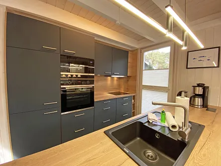 komplette Küchenzeile mit Geschirrspüler, Mikrowelle, Backofen, Kühlschrank mit Eisfach, Cerankochfeld, Raclette und diversen Küchenutensilien