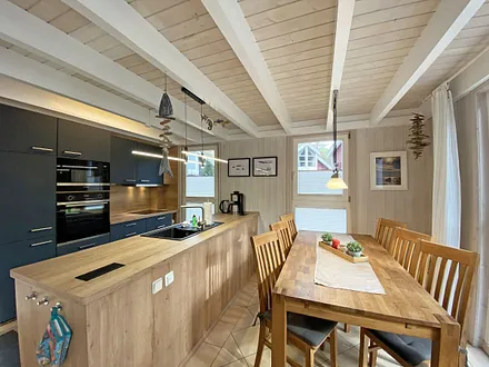 komplette Küchenzeile mit Geschirrspüler, Mikrowelle, Backofen, Kühlschrank mit Eisfach, Cerankochfeld, Raclette und diversen Küchenutensilien