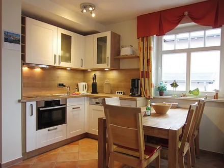 Küchenzeile mit Essecke mit Seesicht 