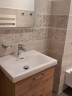 Bad neu Waschtisch mit Spiegel