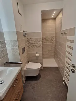 Bad mit Dusche, WC und Badmöbeln neu saniert 2023