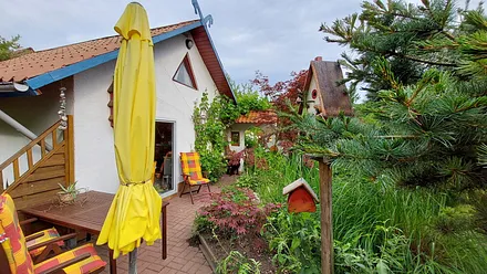 Essplatz im Freien, vor der Küche