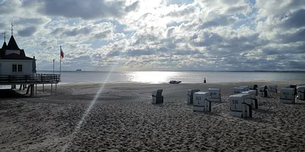 Seebrücke Ahlbeck mit Strand