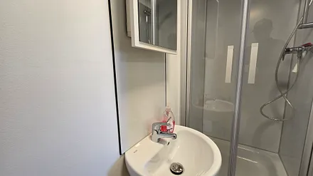 Bad mit Dusche und WC