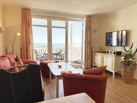 großzügiges Wohnzimmer mit Couch