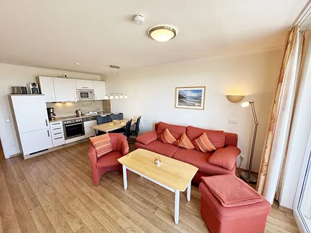 gemütliches Wohnzimmer mit Couch und Sessel