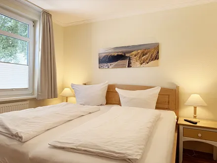 1. Schlafzimmer mit Doppelbett und Nachttischablagen