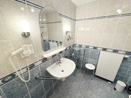 innenliegendes Badezimmer mit Waschbecken