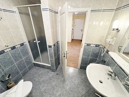 innenliegendes Badezimmer mit Dusche