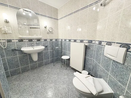 innenliegendes Badezimmer mit WC