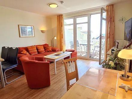 Wohnzimmer mit Couch und TV