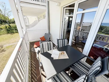 überdachter bestuhlter Balkon