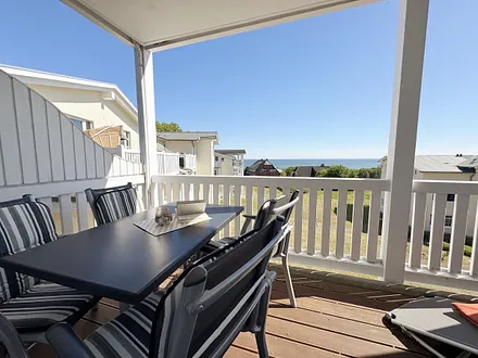 überdachter bestuhlter Balkon