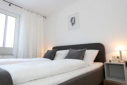 Schlafzimmer mit Doppelbett (1,80 m x 2,00 m), verstellbaren Lattenrosten, Nachttischablagen, Kleiderschrank sowie ein TV