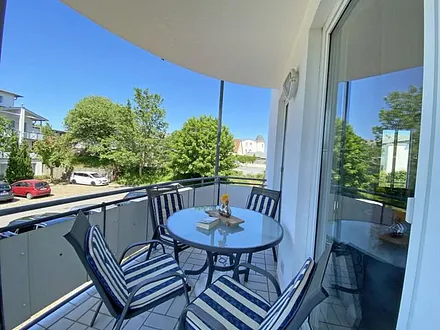 Balkon (Süd) mit Tisch, Stühlen, Sonnenschirm und Gartenbank