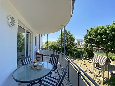 Balkon (Süd) mit Tisch, Stühlen, Sonnenschirm und Gartenbank