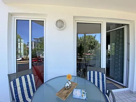 Balkon (Süd) mit Tisch, Stühlen, Sonnenschirm und Gartenbank
