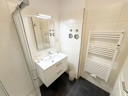 Bad mit Dusche und WC