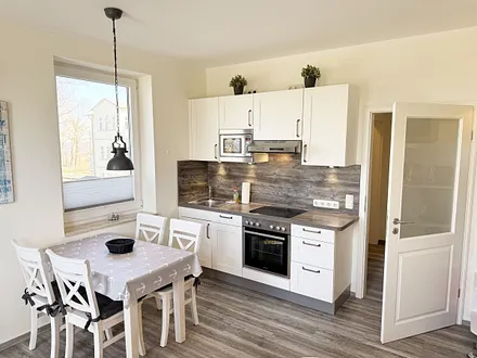 Essbereich und moderne Küchenzeile