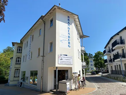 Blick von der Straße zur Strandresidenz Brandenburg