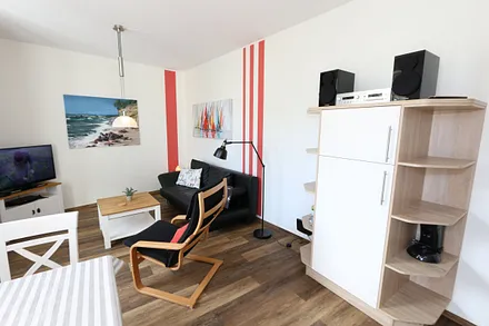 Wohnbereich mit Couch und Sessel