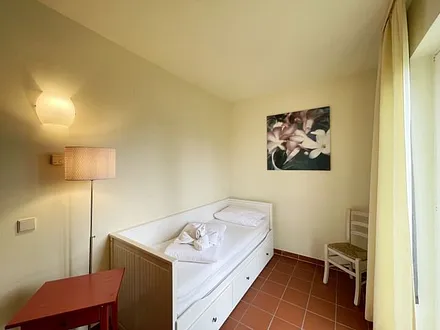 Schlafzimmer mit Kojenbett (2 x 0,80 x 2,00 m), Kleiderschrank und Kommode mit Spiegel