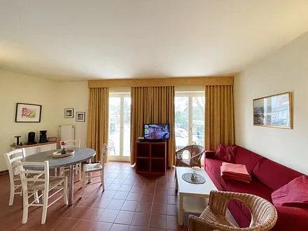 Wohnbereich mit komfortabler Schlafcouch (1,60m x 2,00m), Leselampe und LED Fernseher