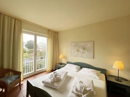 Schlafzimmer mit Doppelbett mit 7-Zonen Matratzen (2 x 0,90 m x 2,00 m), Kleiderschrank und Kommode mit Spiegel 