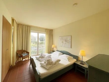 Schlafzimmer mit Doppelbett mit 7-Zonen Matratzen (2 x 0,90 m x 2,00 m), Kleiderschrank und Kommode mit Spiegel 