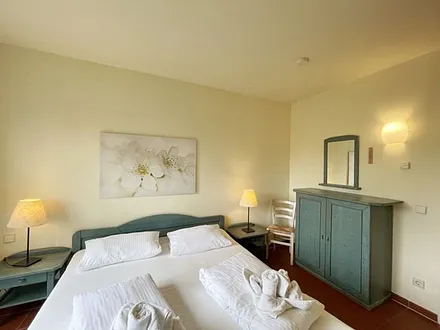 Schlafzimmer mit Doppelbett mit 7-Zonen Matratzen (2 x 0,90 m x 2,00 m), Kleiderschrank und Kommode mit Spiegel 